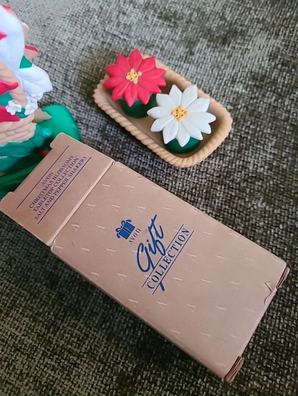 Avon Napkin Card Holder S&P Shakers Basket Christmas Poinsettia Plastic Vintage